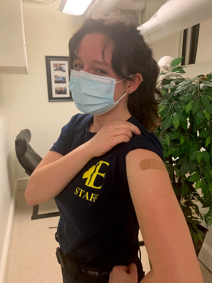 Eva Kitlen receives a vaccination